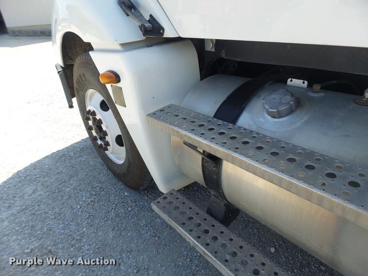 image for item DB1411 2005 Freightliner Columbia semi truck