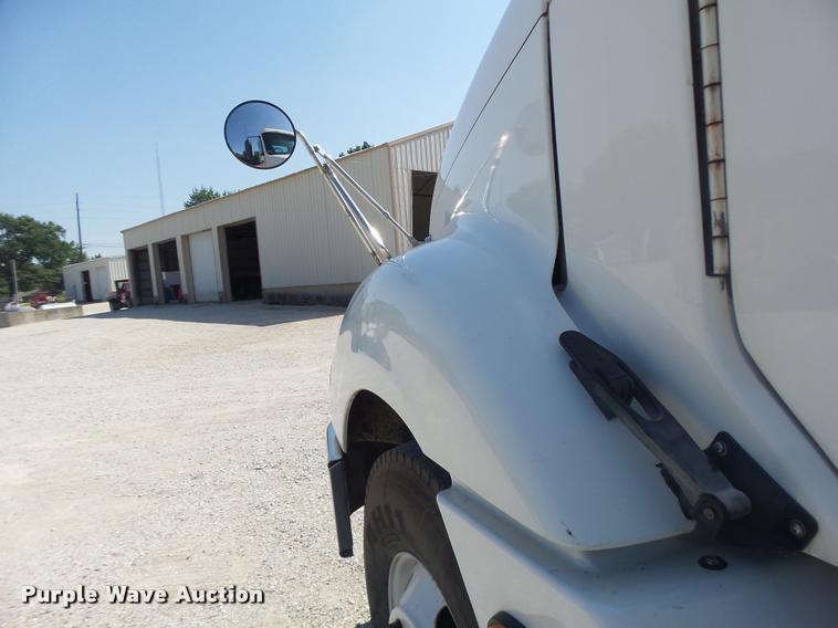 image for item DB1411 2005 Freightliner Columbia semi truck