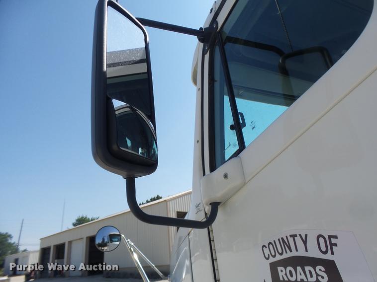 image for item DB1411 2005 Freightliner Columbia semi truck