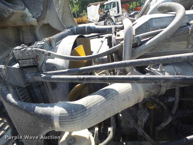 image for item DB1411 2005 Freightliner Columbia semi truck