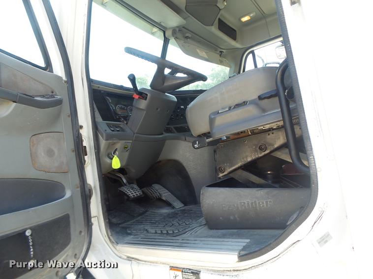 image for item DB1411 2005 Freightliner Columbia semi truck