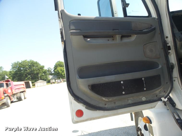 image for item DB1411 2005 Freightliner Columbia semi truck