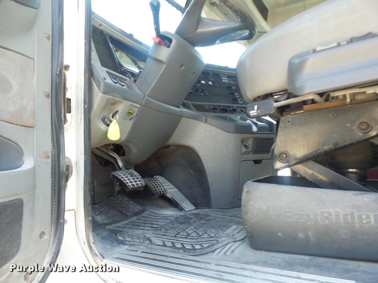 image for item DB1411 2005 Freightliner Columbia semi truck