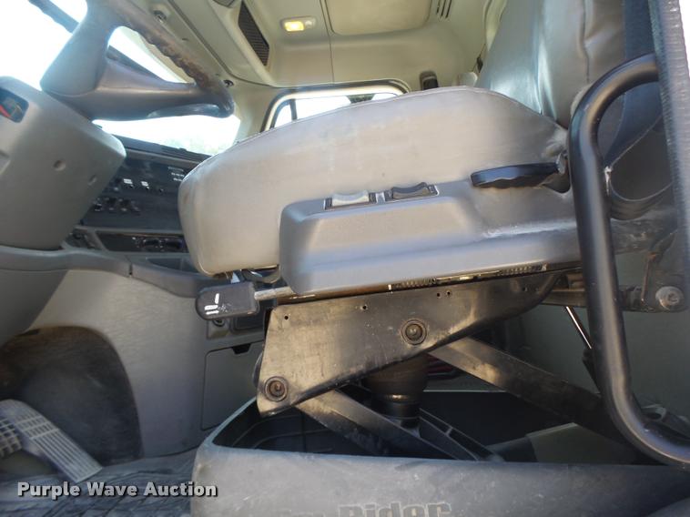 image for item DB1411 2005 Freightliner Columbia semi truck