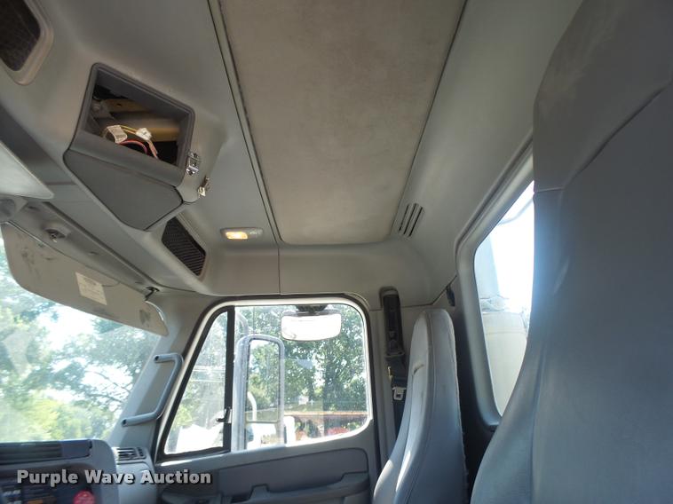 image for item DB1411 2005 Freightliner Columbia semi truck