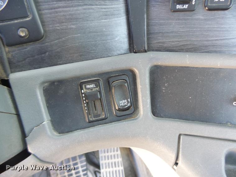 image for item DB1411 2005 Freightliner Columbia semi truck