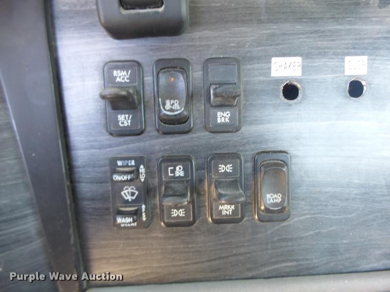 image for item DB1411 2005 Freightliner Columbia semi truck