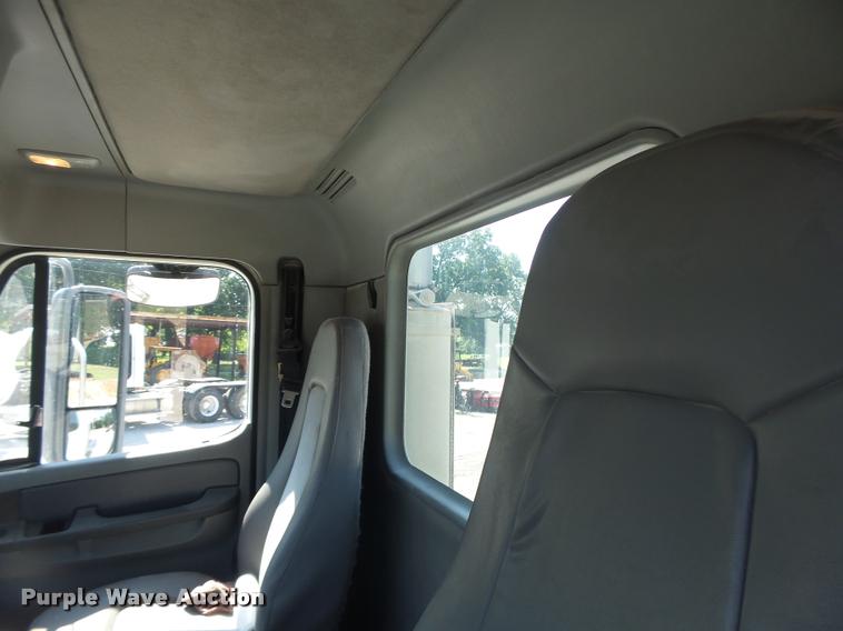 image for item DB1411 2005 Freightliner Columbia semi truck