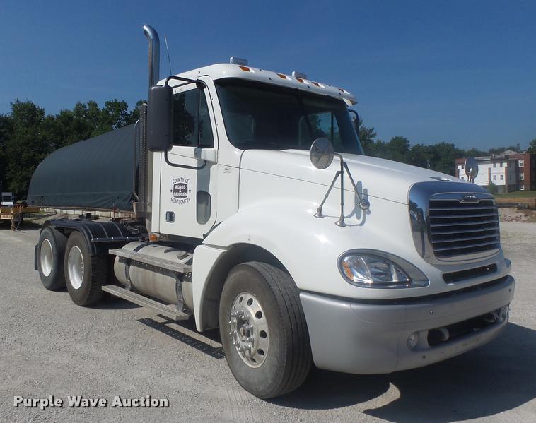 image for item DB1412 2007 Freightliner Columbia semi truck