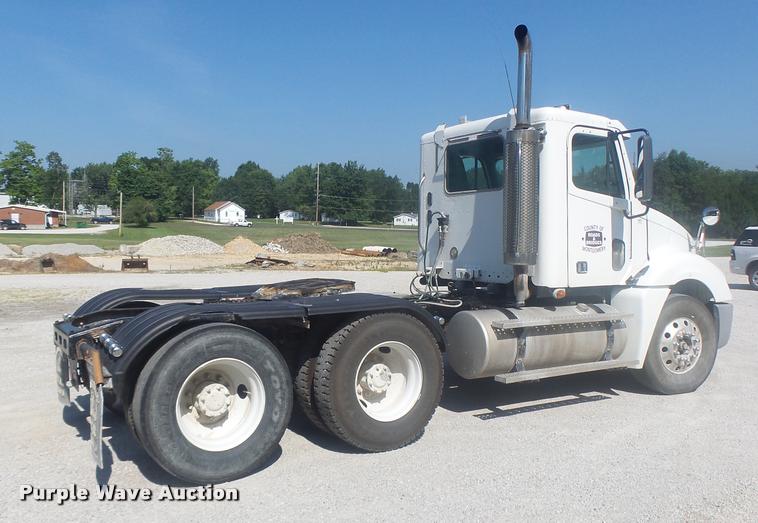 image for item DB1412 2007 Freightliner Columbia semi truck