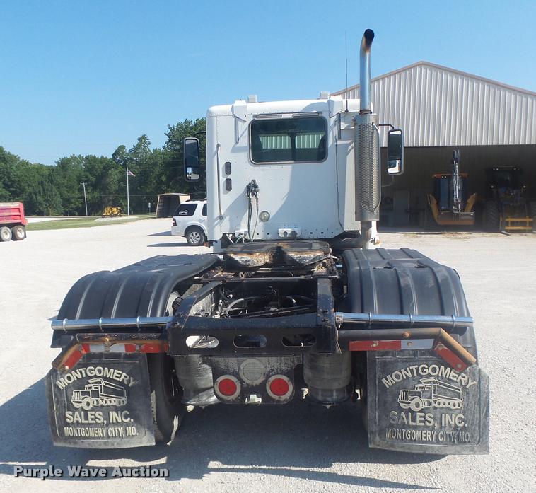 image for item DB1412 2007 Freightliner Columbia semi truck