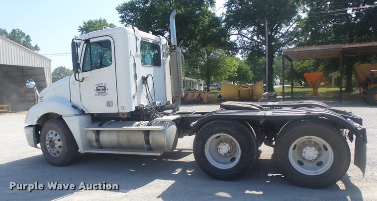 image for item DB1412 2007 Freightliner Columbia semi truck