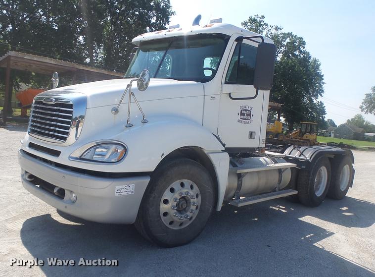 image for item DB1412 2007 Freightliner Columbia semi truck
