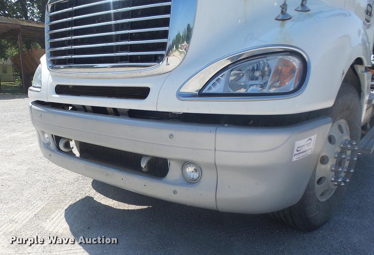 image for item DB1412 2007 Freightliner Columbia semi truck