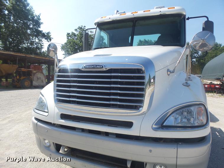 image for item DB1412 2007 Freightliner Columbia semi truck