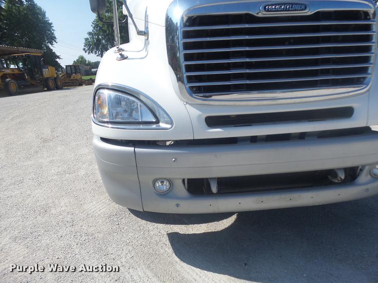 image for item DB1412 2007 Freightliner Columbia semi truck