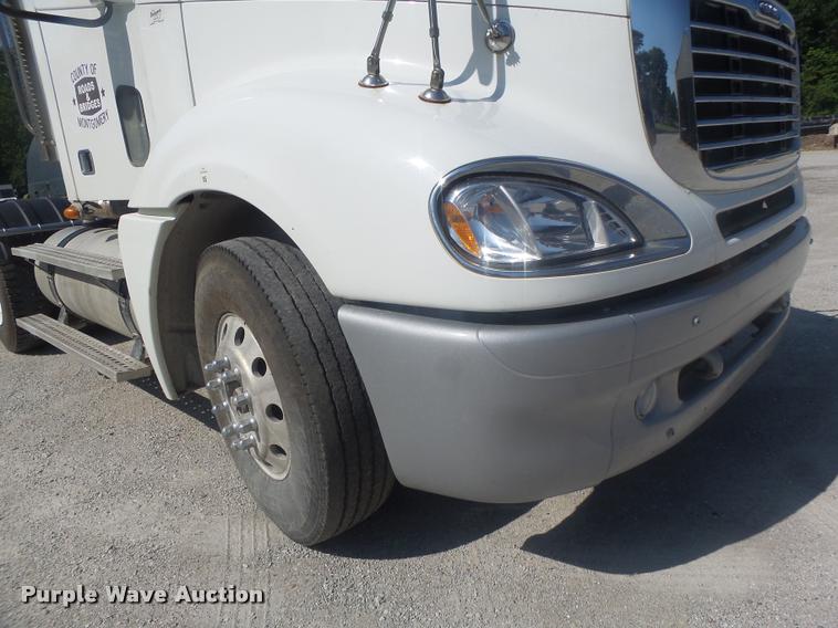 image for item DB1412 2007 Freightliner Columbia semi truck