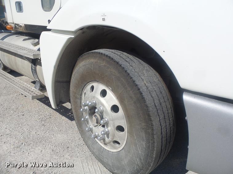 image for item DB1412 2007 Freightliner Columbia semi truck