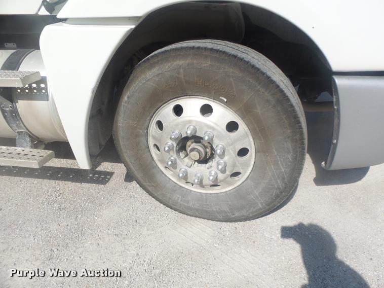 image for item DB1412 2007 Freightliner Columbia semi truck