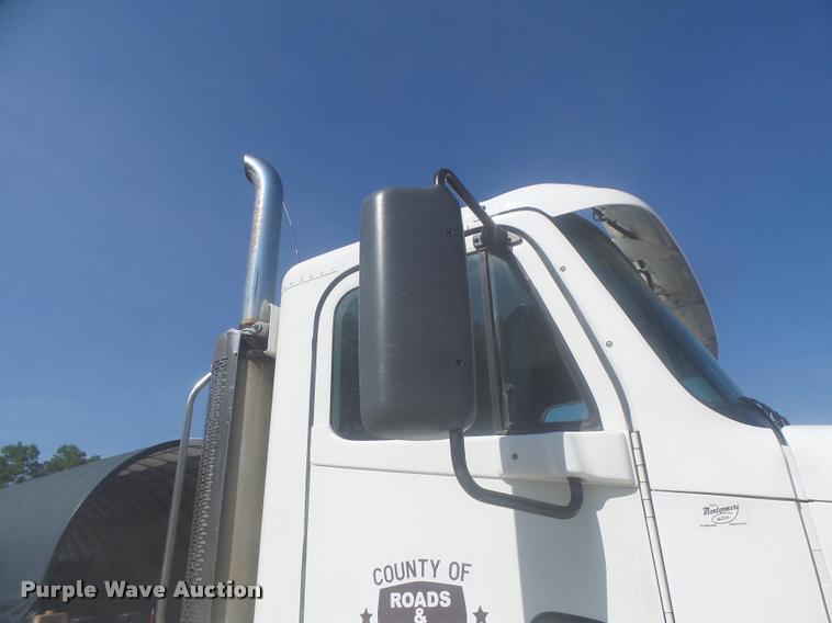 image for item DB1412 2007 Freightliner Columbia semi truck
