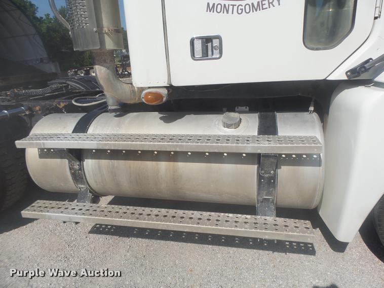 image for item DB1412 2007 Freightliner Columbia semi truck