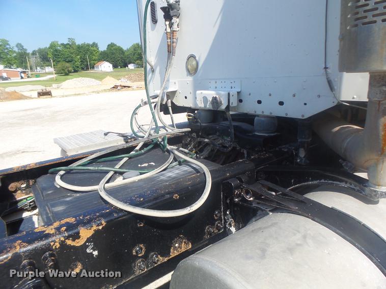 image for item DB1412 2007 Freightliner Columbia semi truck