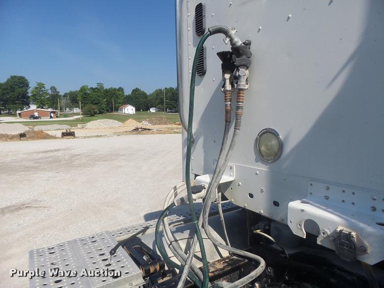 image for item DB1412 2007 Freightliner Columbia semi truck