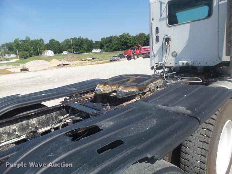 image for item DB1412 2007 Freightliner Columbia semi truck