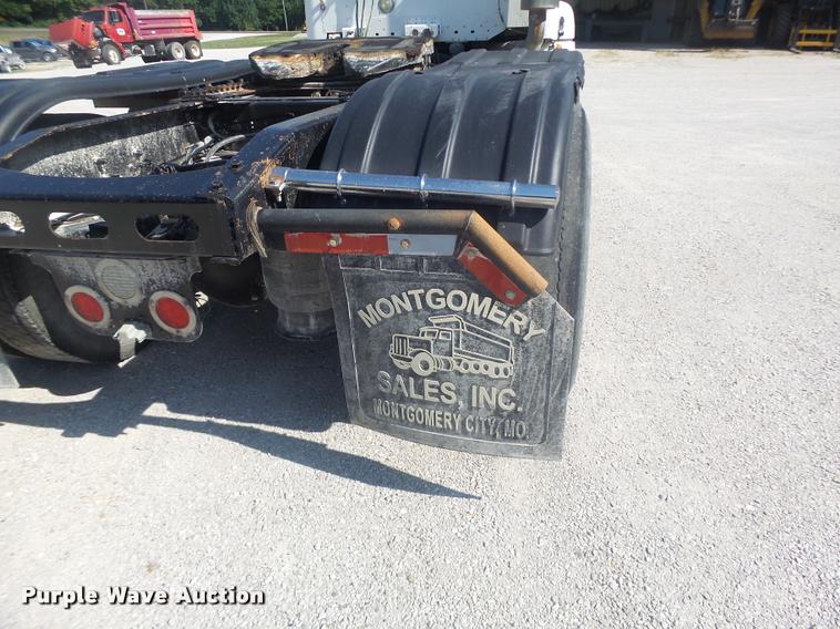 image for item DB1412 2007 Freightliner Columbia semi truck