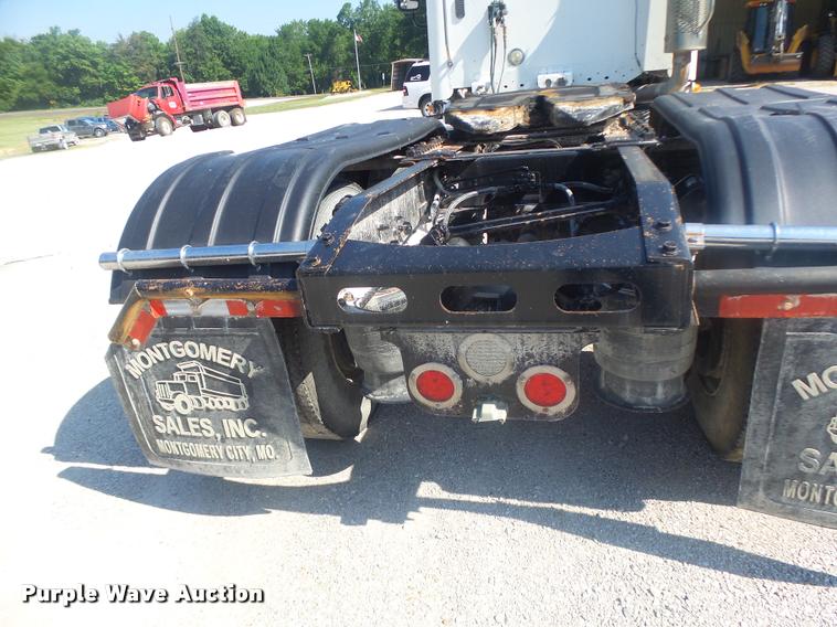 image for item DB1412 2007 Freightliner Columbia semi truck