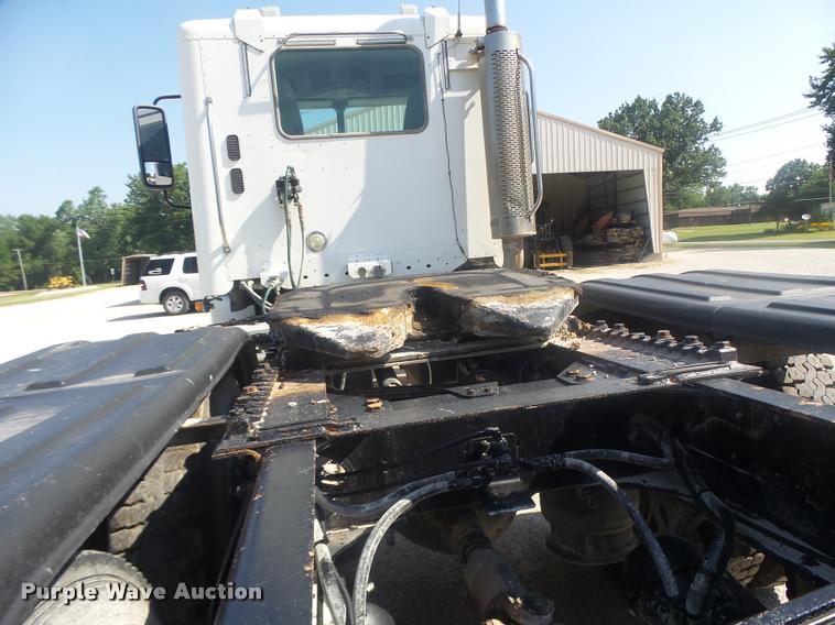 image for item DB1412 2007 Freightliner Columbia semi truck