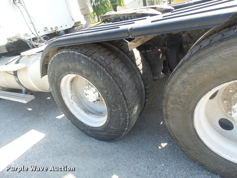 image for item DB1412 2007 Freightliner Columbia semi truck