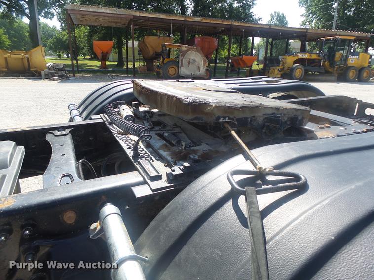 image for item DB1412 2007 Freightliner Columbia semi truck