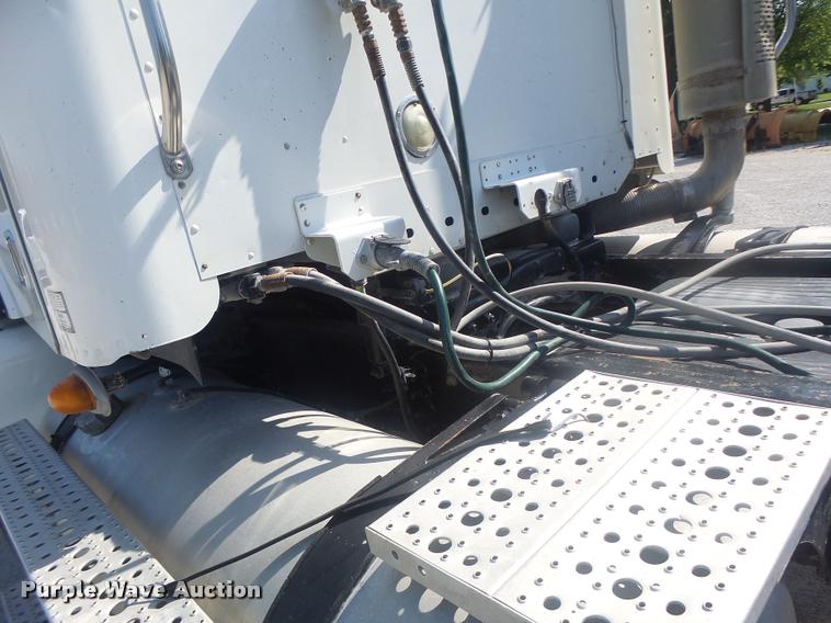 image for item DB1412 2007 Freightliner Columbia semi truck