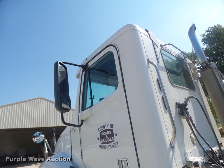 image for item DB1412 2007 Freightliner Columbia semi truck