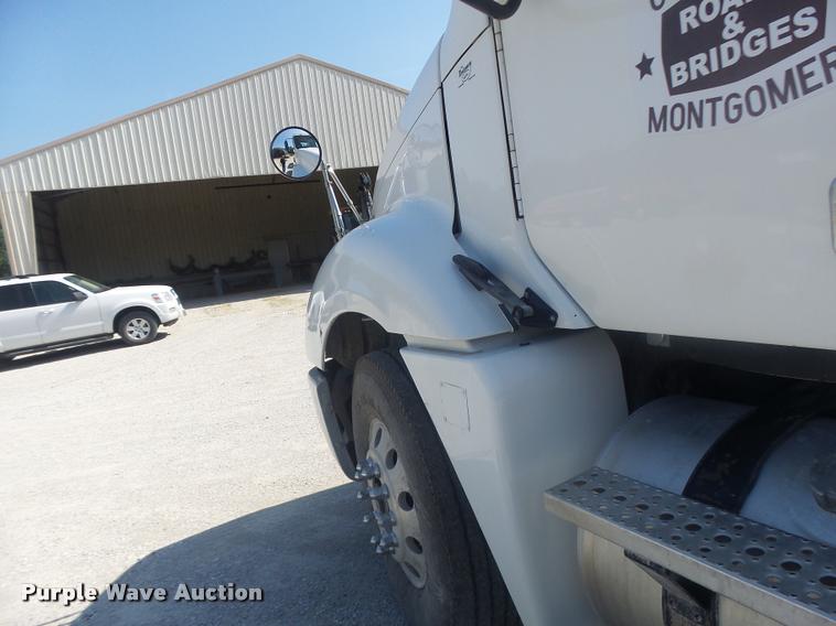 image for item DB1412 2007 Freightliner Columbia semi truck