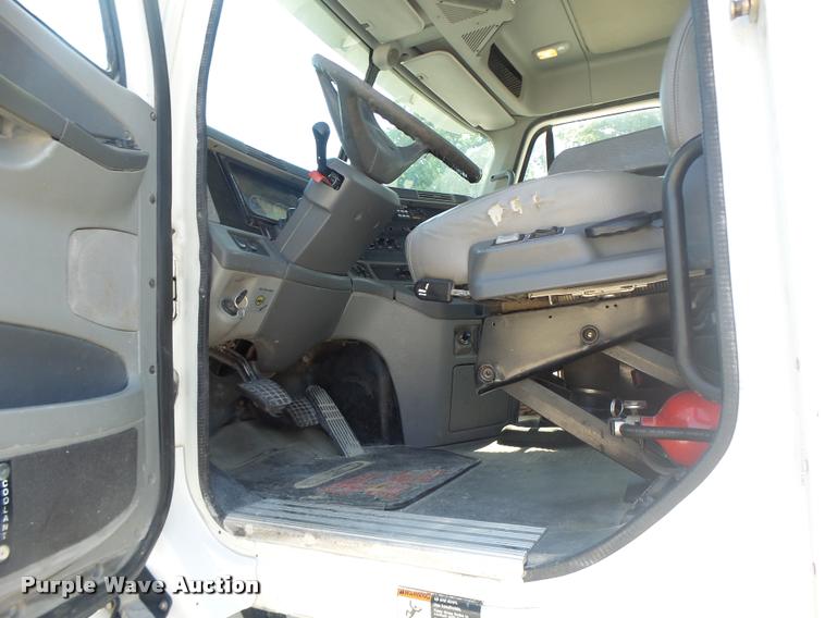 image for item DB1412 2007 Freightliner Columbia semi truck