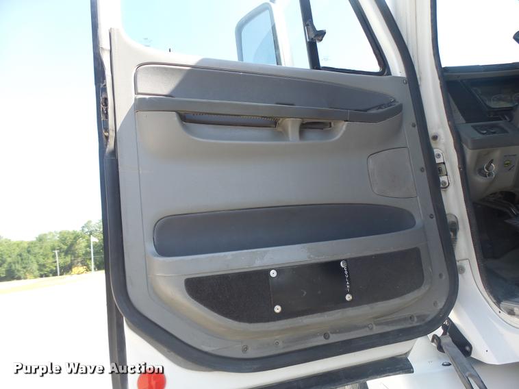 image for item DB1412 2007 Freightliner Columbia semi truck