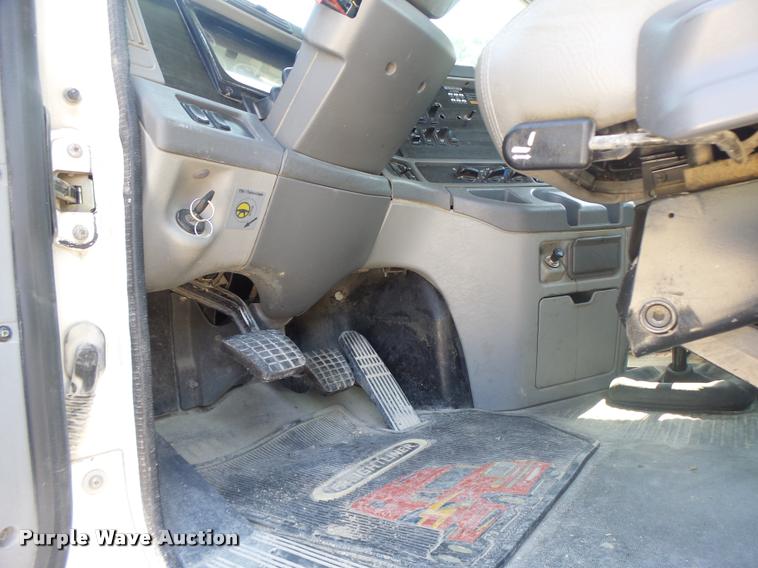 image for item DB1412 2007 Freightliner Columbia semi truck