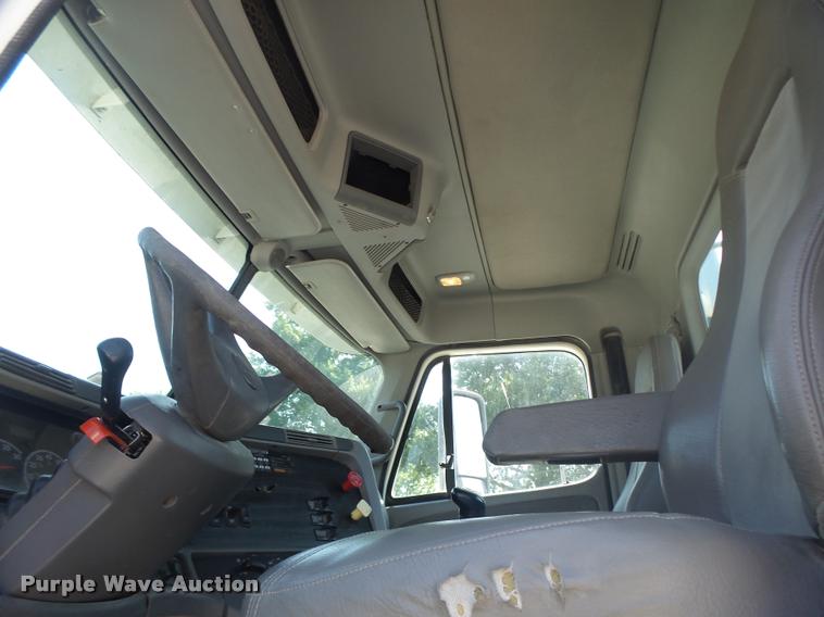 image for item DB1412 2007 Freightliner Columbia semi truck