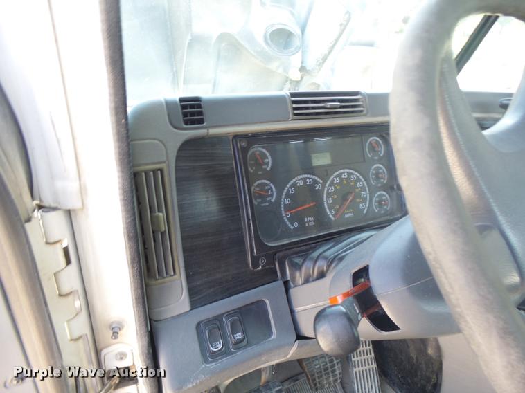 image for item DB1412 2007 Freightliner Columbia semi truck