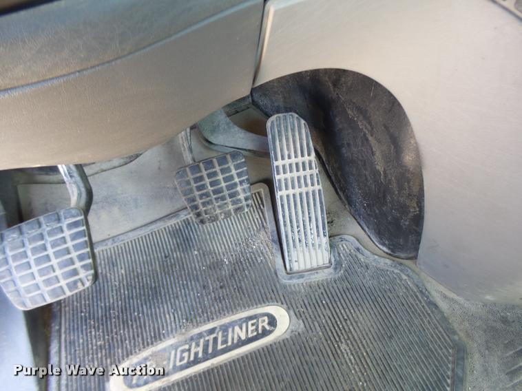 image for item DB1412 2007 Freightliner Columbia semi truck