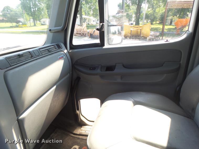 image for item DB1412 2007 Freightliner Columbia semi truck