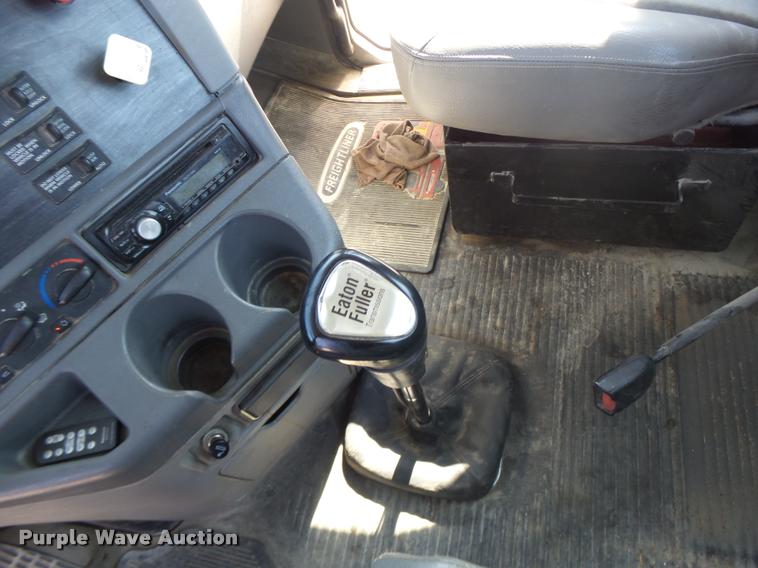 image for item DB1412 2007 Freightliner Columbia semi truck