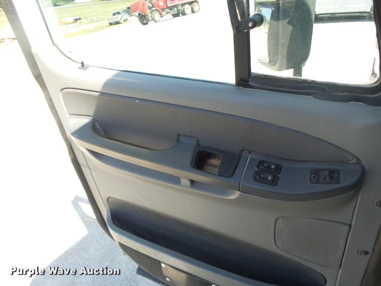 image for item DB1412 2007 Freightliner Columbia semi truck