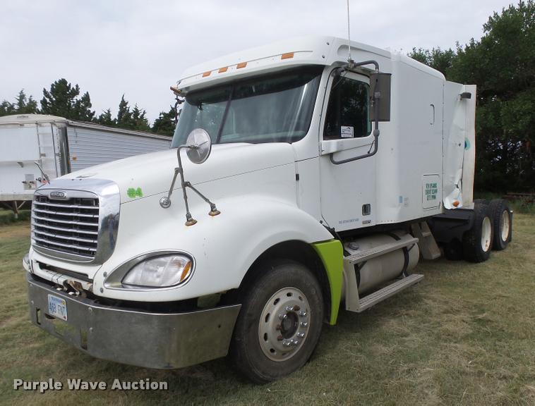 image for item DB2715 2001 Freightliner Columbia 120 semi truck