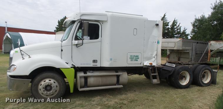 image for item DB2715 2001 Freightliner Columbia 120 semi truck