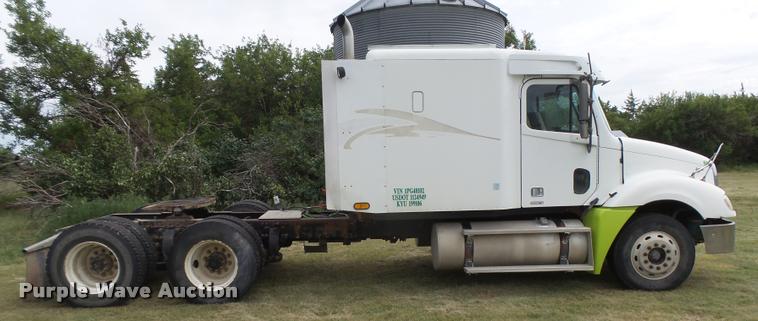 image for item DB2715 2001 Freightliner Columbia 120 semi truck