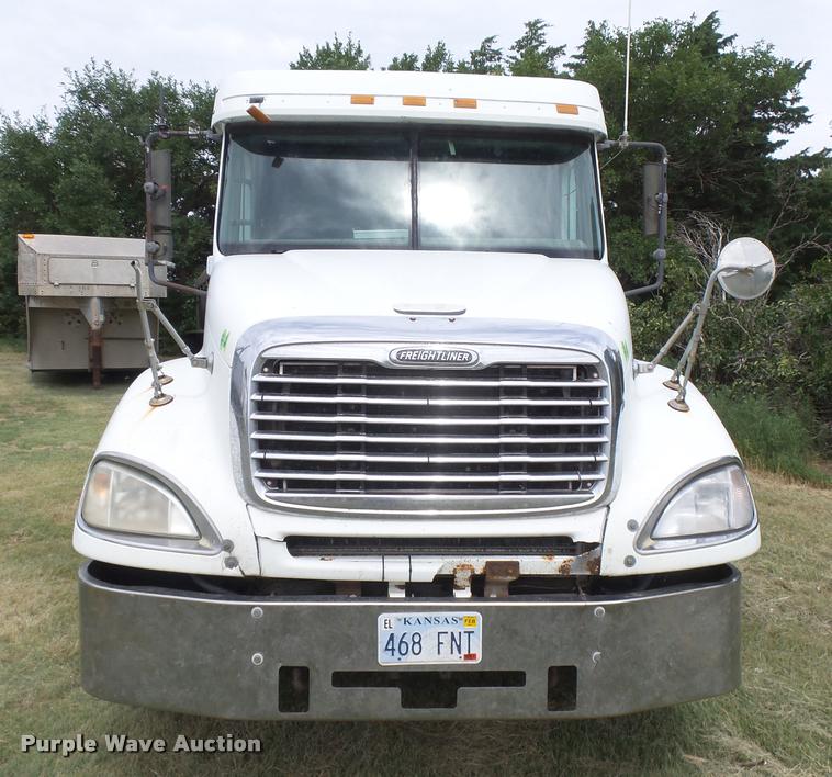 image for item DB2715 2001 Freightliner Columbia 120 semi truck