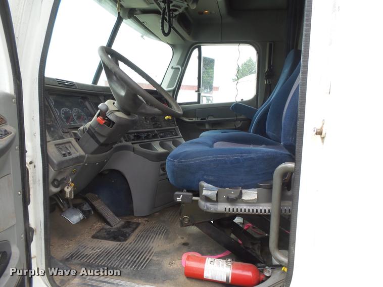 image for item DB2715 2001 Freightliner Columbia 120 semi truck